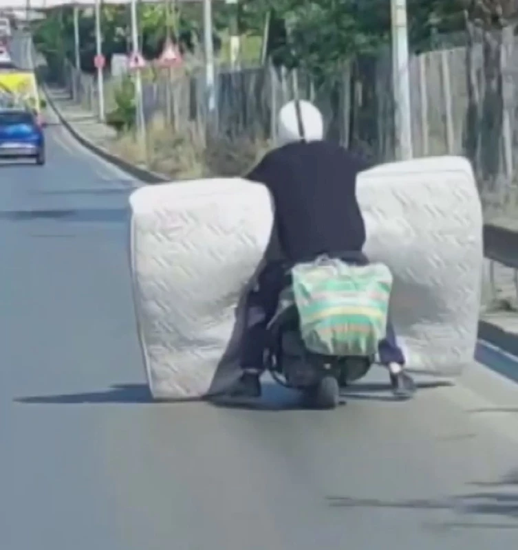 İstanbul - Sultanbeyli’de motosikletle yatak taşıdı