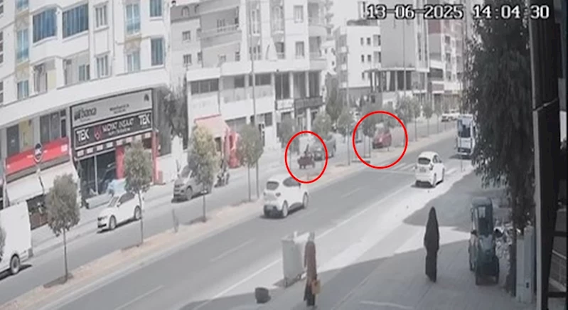 Otomobil, yaya geçidinden geçen motosiklete çarptı; kaza kamerada