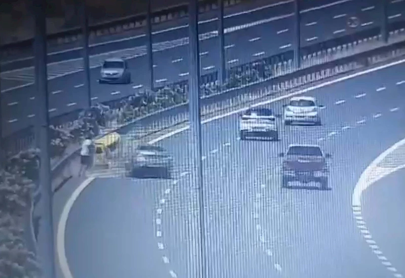 Otomobilin taksiyle çarpıştığı kaza kamerada: 1 ölü