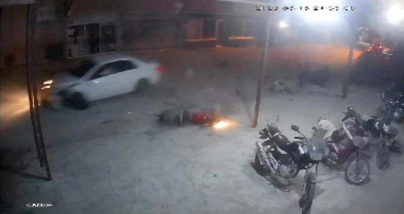 İki motosikletle çarpışan otomobil sürücüsünün kaçtığı kaza kamerada: 4 yaralı