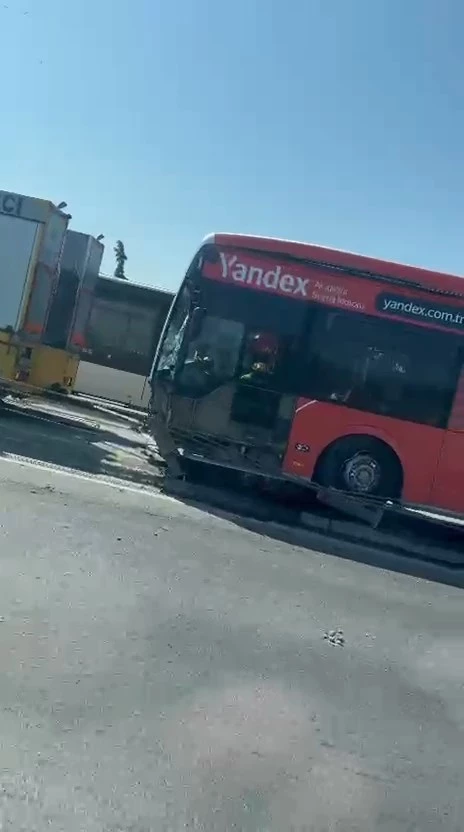 İstanbul- Arızalı metrobüsü çeken vinç kaza yaptı: 2 yaralı / Ek bilgi ve görüntüyle geniş haber