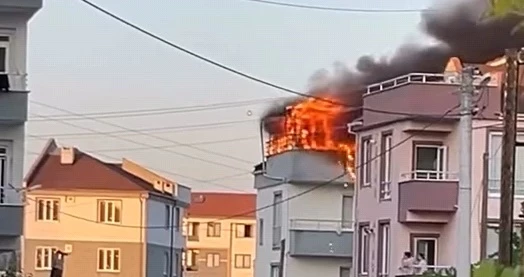 Bursa’da apartmanın çatısında çıkan yangın söndürüldü 