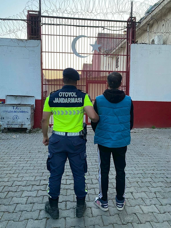 Terör örgütü üyesi, kaçak göçmenlerle birlikte yakalandı  
