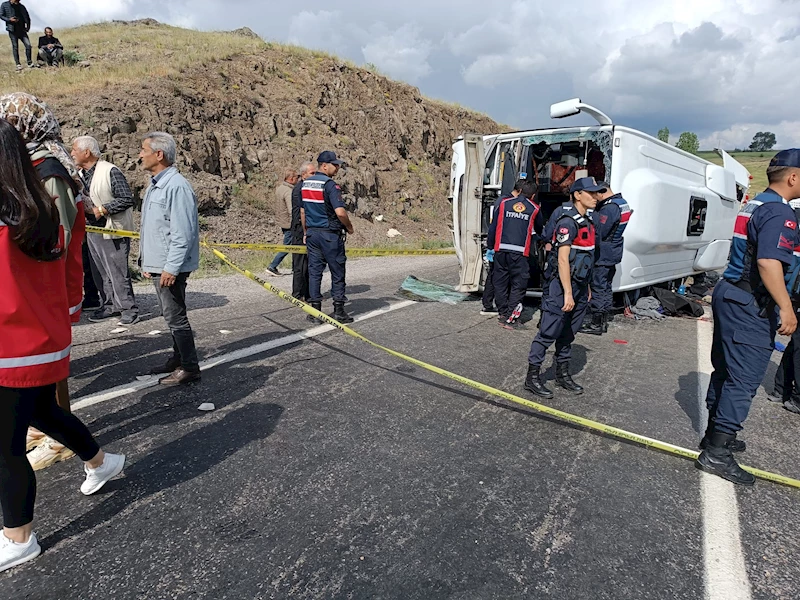 Cenazeden dönenleri taşıyan midibüs yan yattı; 2 ölü, 15 yaralı - Yeniden  