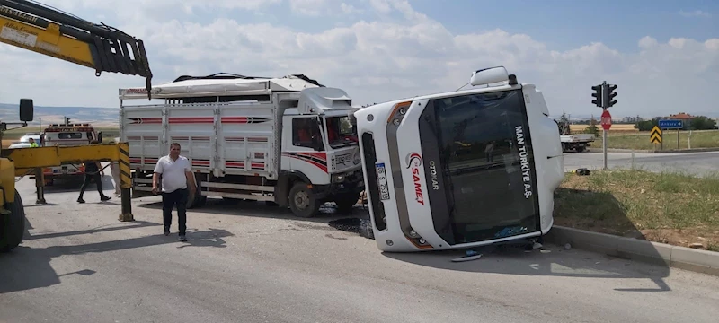 Büyükbaş yüklü kamyonet ile servis minibüsü çarpıştı: 3 yaralı