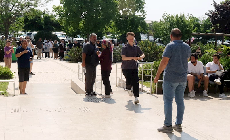 Velilerin alkışlı desteğiyle son saniyede salona girdi
