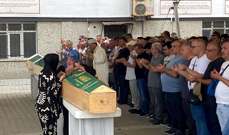 Motosikletle yön levhasının direğine çarpan Azra, son yolculuğuna uğurlandı