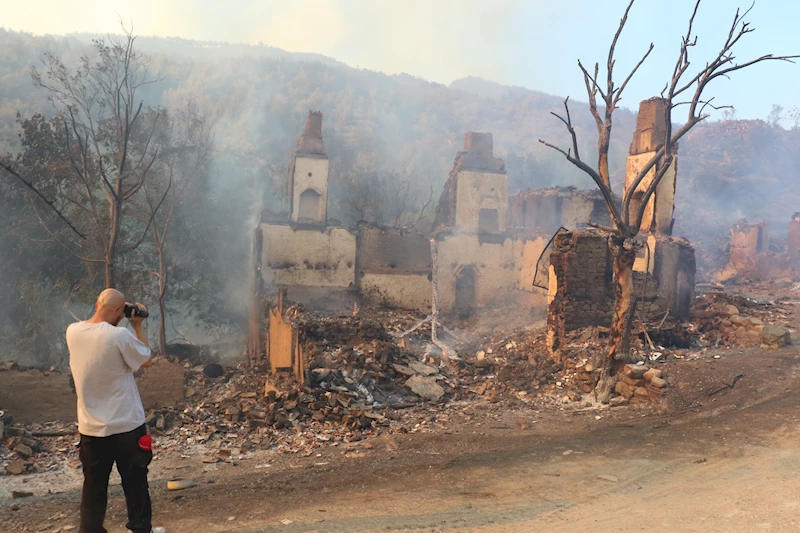 Sakarya’dan Bilecik’e sıçrayan orman yangını; Köprücek köyünde 10 ev yandı