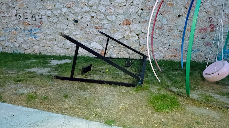 Parkta sallanırken devrilen demir salıncağın altında kalan Yağız hayatını kaybetti