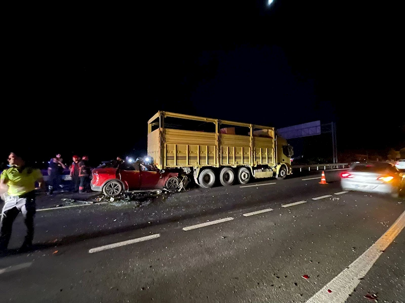 Kamyonun altına giren otomobilin sürücüsü öldü