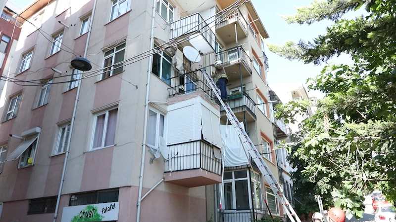 İstanbul - Kadıköy’de 5 katlı binanın 4’üncü katının balkonu çöktü 