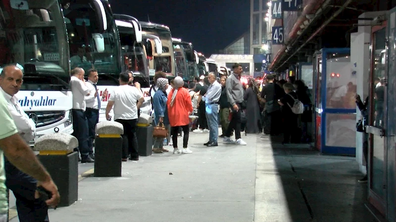 İstanbul - 15 Temmuz Demokrasi Otogarı ve köprülerde bayram yoğunluğu gece de sürdü 2 / Geniş haber ve ek görüntü