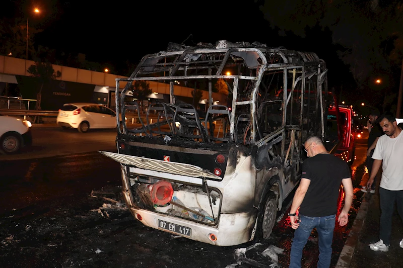 Minibüsü seyir halindeyken alev aldı; o anlar kamerada