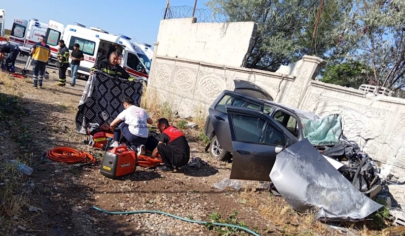 Diyarbakır’da lastiği patlayan otomobil istinat duvarına çarptı: 1 ölü, 6 yaralı