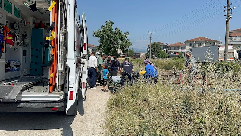 Yaya köprüsünden dereye düşen çocuğu çevredekiler kurtardı
