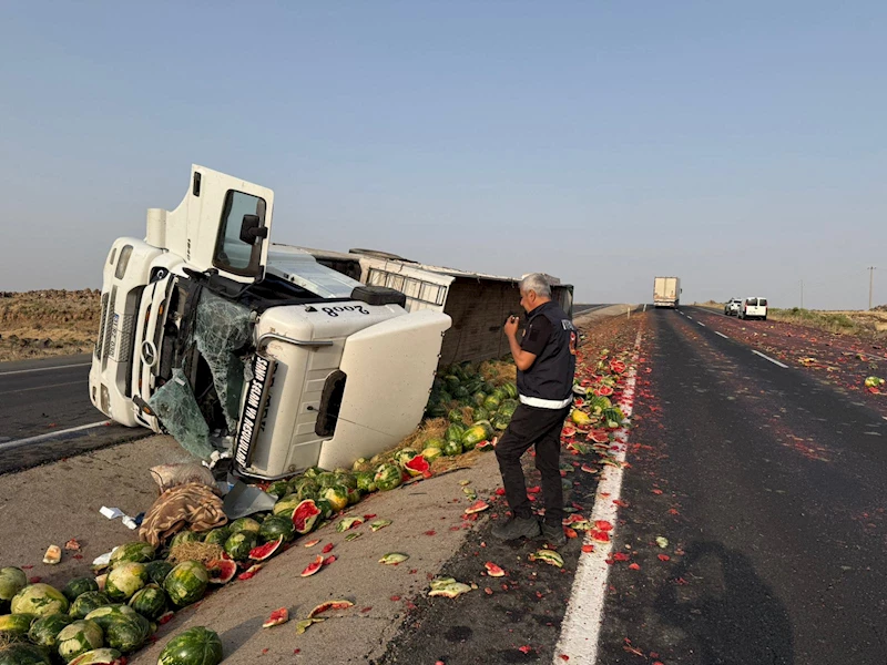 Karpuz yüklü TIR devrildi; şoför ağır yaralı