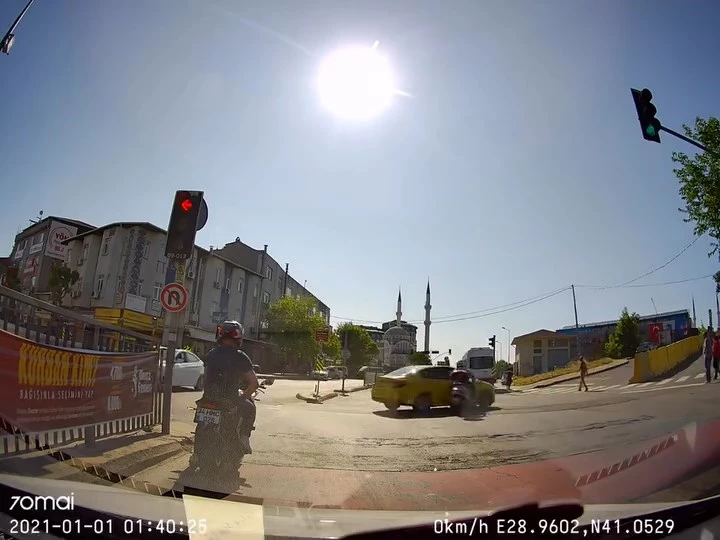 İstanbul - Şişli’de taksi ile çarpışan motosikletin sürücüsü yaralandı