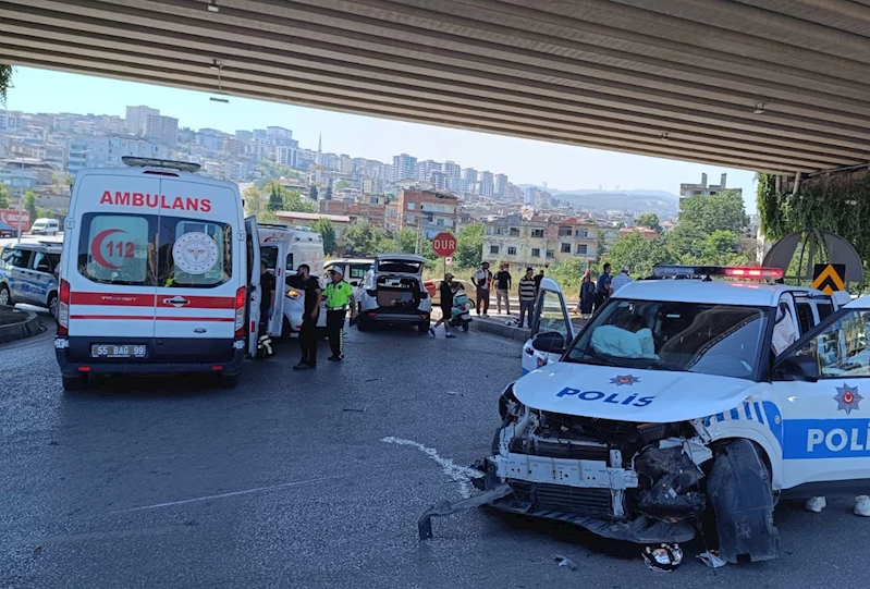 Polis otosu ile otomobil kavşakta çarpıştı; 2