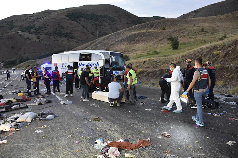 Sivas’ta yolcu otobüsü devrildi: 4 Ölü, 33 yaralı / Ek fotoğraflar
