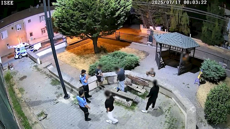 Parkta yere attıkları çekirdek kabuklarını zabıta gözetiminde topladılar