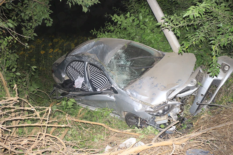 Otomobil, yoldan çıkıp tarlaya düştü; 1’i bebek 6 yaralı