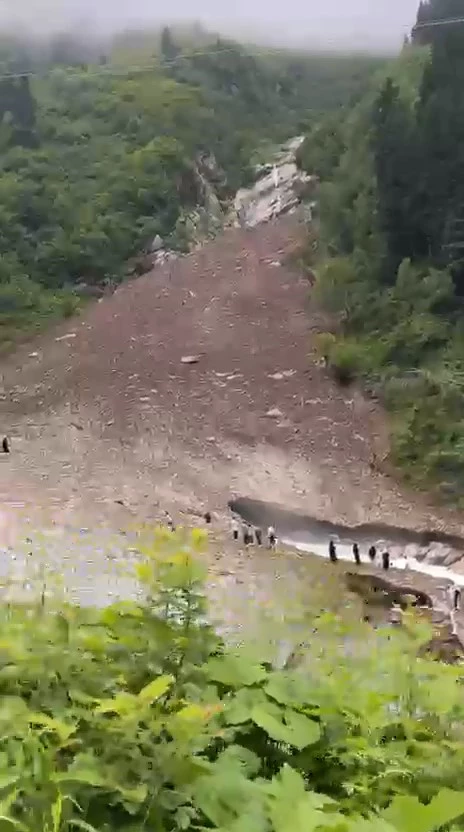 Fotoğraf çektirirken kar kütlesinin altında kalan kadın öldü