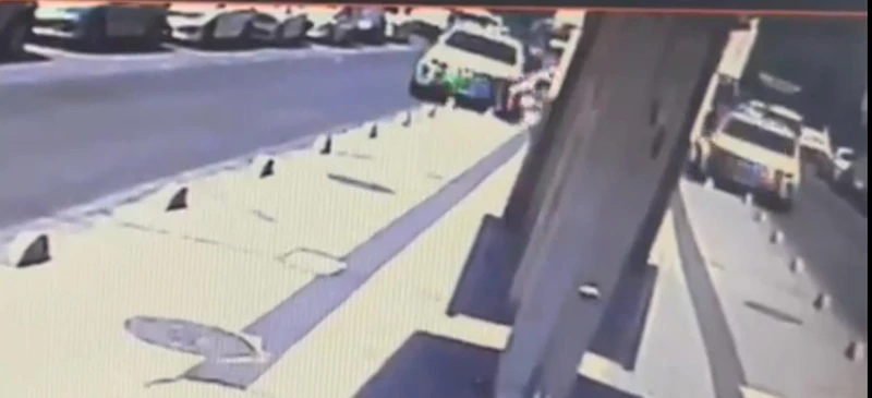 4.25 promil alkollü doktorun kullandığı kamyonet, kaldırımda yürüyen 2 kişiye çarptı; kaza kamerada