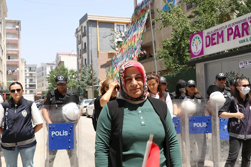 Evlat eylemindeki aileler slogan atmadan yürüdü