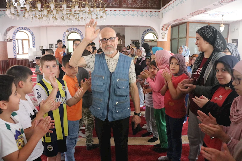 Çocuklardan camilerin 30 yıldır gönüllü temizliğini yapan Dursun Kaçan’a çiçekli ve alkışlı karşılama