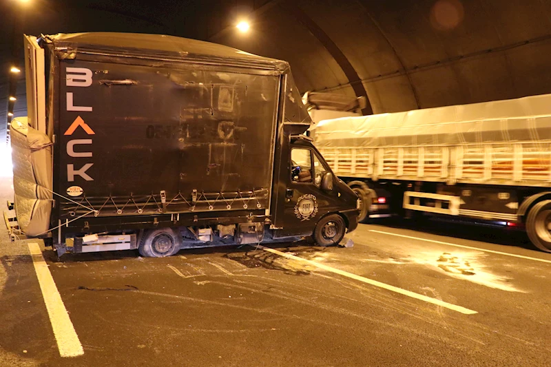 Kuzey Marmara Otoyolu’nda eşya yüklü kamyonet devrildi; 3 şerit kapandı/ Ek fotoğraflar 