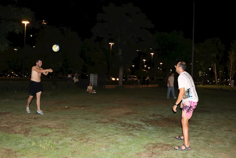 Gündüz dışarıya çıkamayanlar, akşam serinleyen havayla sahile akın etti