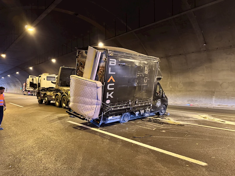 Kuzey Marmara Otoyolu’nda eşya yüklü kamyonet devrildi; 3 şerit kapandı