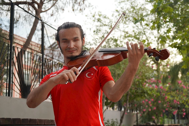 Görme engelli Ragıp Ali hem spor hem müzik kariyerinde kalıcılığı hedefliyor
