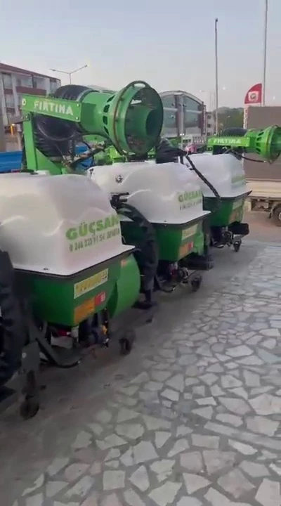 Elindeki ilaçlama makinelerini yangın bölgesine gönderdi