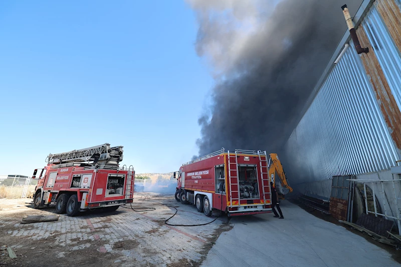 Fabrika bahçesinde yangın; 2 işçi dumandan etkilendi