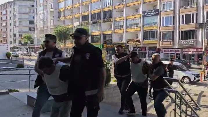 Pazarda 1 kişinin öldüğü kavganın 2 şüphelisi, çelik yelek giydirilerek adliyeye sevk edildi