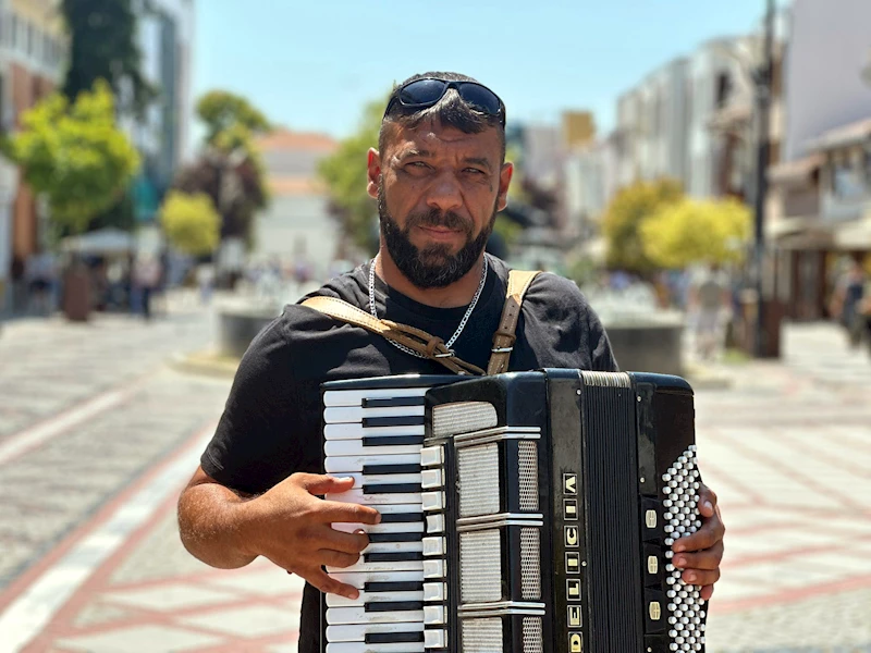 Edirne- Sokak müzisyeninden ‘Gölgede bile pişiyorum’ şarkısı /Video eklendi 