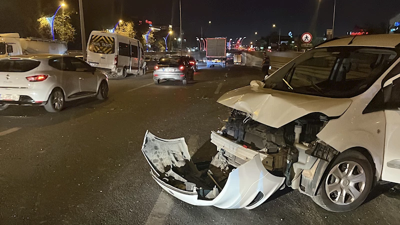 Servis minibüsü, sağ şeritte duran araca çarptı: 2 yaralı