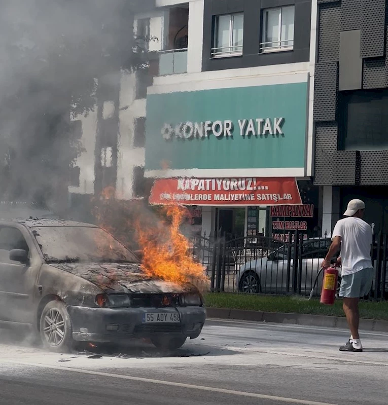 Samsun- Sürücünün otomobilindeki yangına müdahalesi kamerada /Video eklendi 