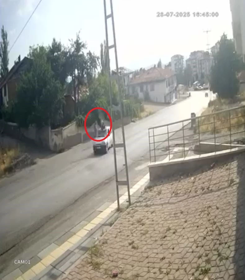 Polisten kaçan şüpheli otomobilin çarpması sonucu yaralandı