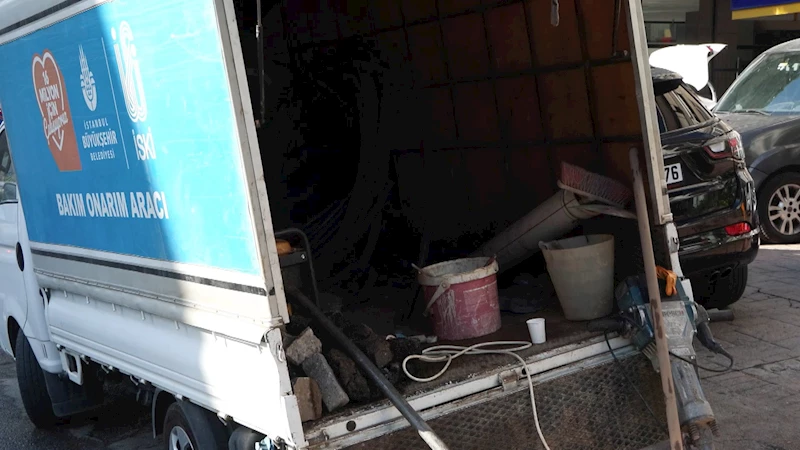 İstanbul - Kadıköy’de patlayan borudan fışkıran su 5 katlı bina yüksekliğine ulaştı