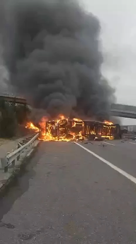 Devrilen TIR, alev alev yandı