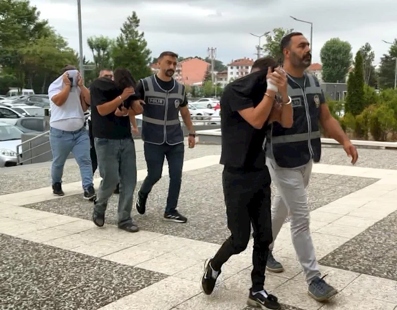 İçki çalan şüpheliler 150 saatlik görüntü kaydı incelenerek yakalandı