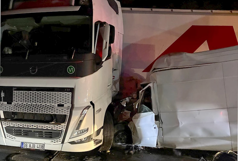 Gaziantep’te TIR ile minibüs çarpıştı:1 ölü,1 yaralı