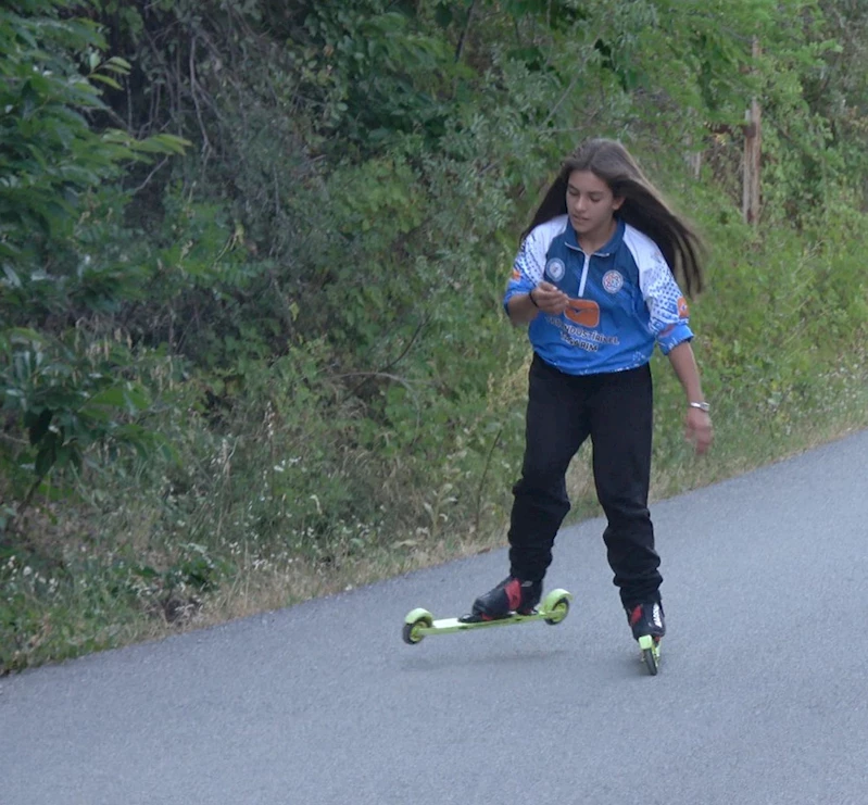 Kayaklı koşu takımı sporcuları, 40 derecede asfalt yolda çalışıyor