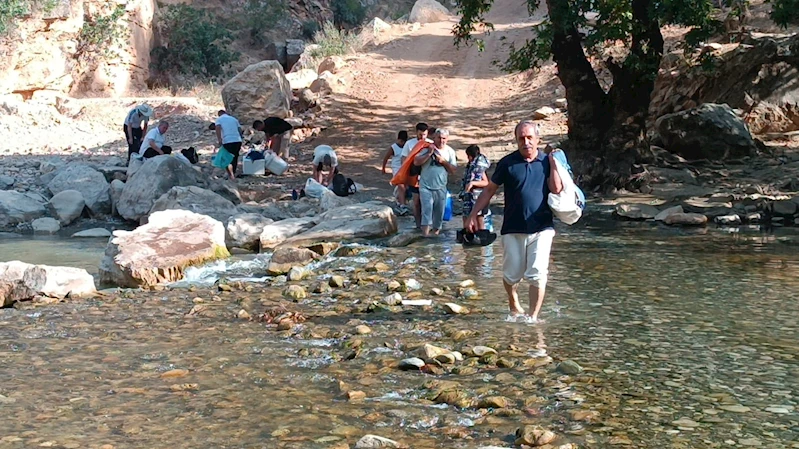 Sıcak havadan bunalanlar Zore Vadisi’nde serinliyor