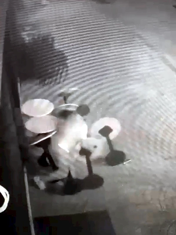 Edirne - İşletmenin masalarını deviren alkollü kişi, güvenlik kameralarına dönüp özür diledi /Video eklendi 
