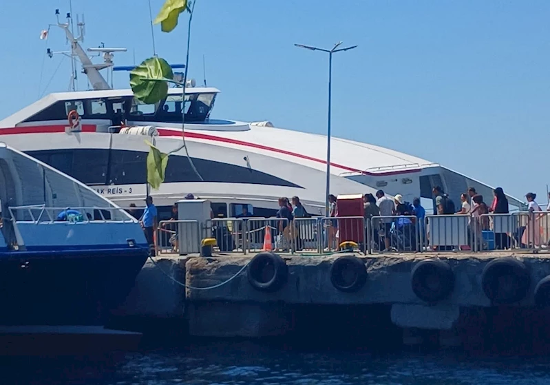 İDO feribotu kayaya çarptı; yolcuların panik anları kamerada