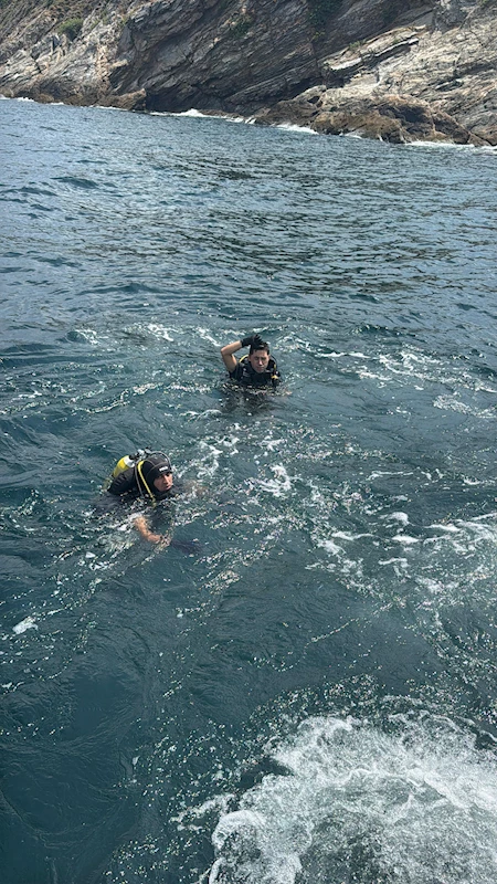 Teknesi parçalanmış halde bulunan iş insanını 13 kurbağa adam arıyor (4)