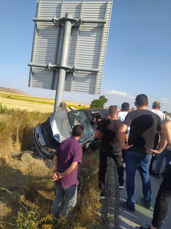 Yön levhasının direğine çarpan otomobil askıda kaldı; 4 yaralı